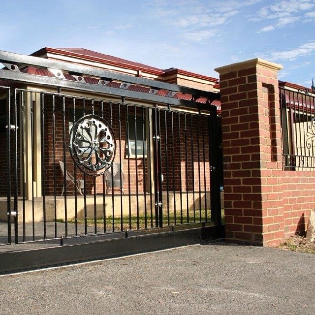 Rolling gates for driveways
